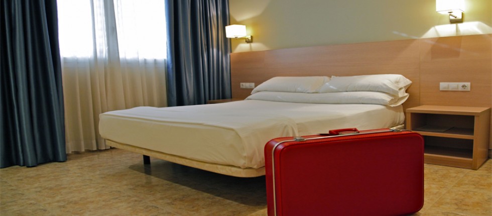 Equipped with a large bed, desk, TV, free wifi, safe-deposit box ...
