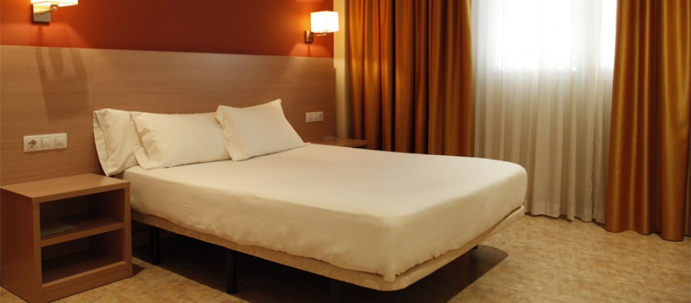 Ideal para familias numerosas o grupos. Combinación de una habitación doble de cama matrimonial y una habitación triple con tres camas individuales.