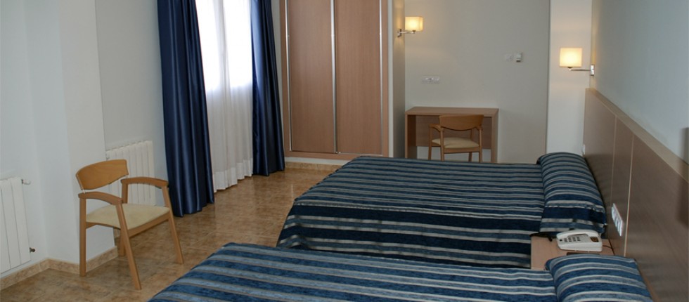 Le choix idéal si vous voyagez avec des enfants. Chambre spacieuse avec 2 lits
mariage.