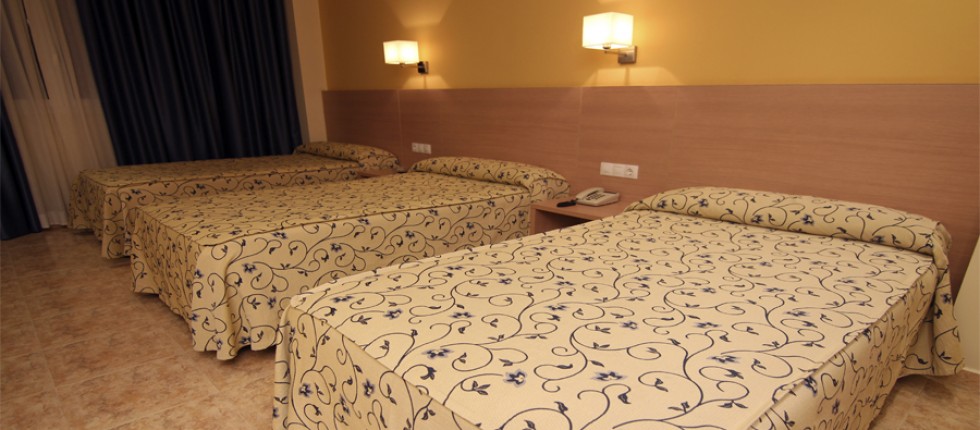 L'Hôtel Alba propose deux options: trois lits simples ou lit double et un simple.